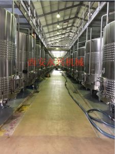 果酒酿造设备主要有：葡萄除梗破碎机、发酵罐、压榨机、圆盘式过